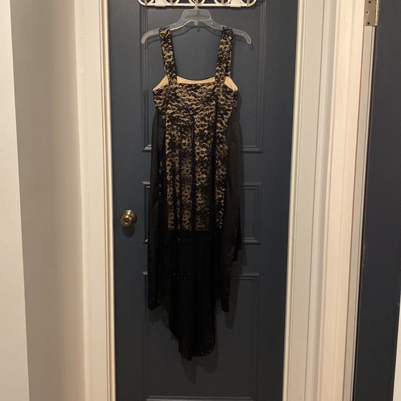 Black and Beige Lace Holiday Dress - Picture 2 of 2